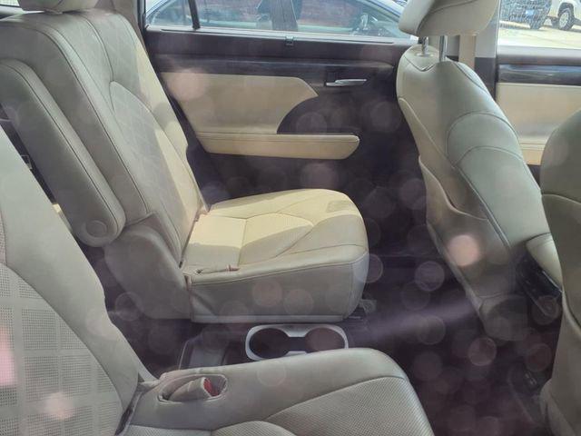 used 2022 Toyota Highlander Hybrid car, priced at $41,500