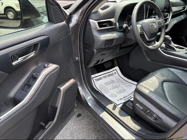 used 2022 Toyota Highlander car, priced at $39,999