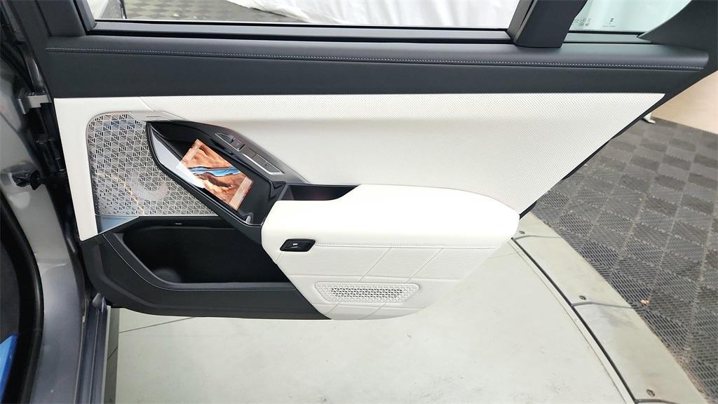 new 2025 BMW 760 car, priced at $145,775