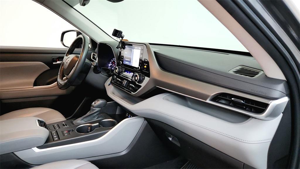 used 2022 Toyota Highlander car, priced at $36,899