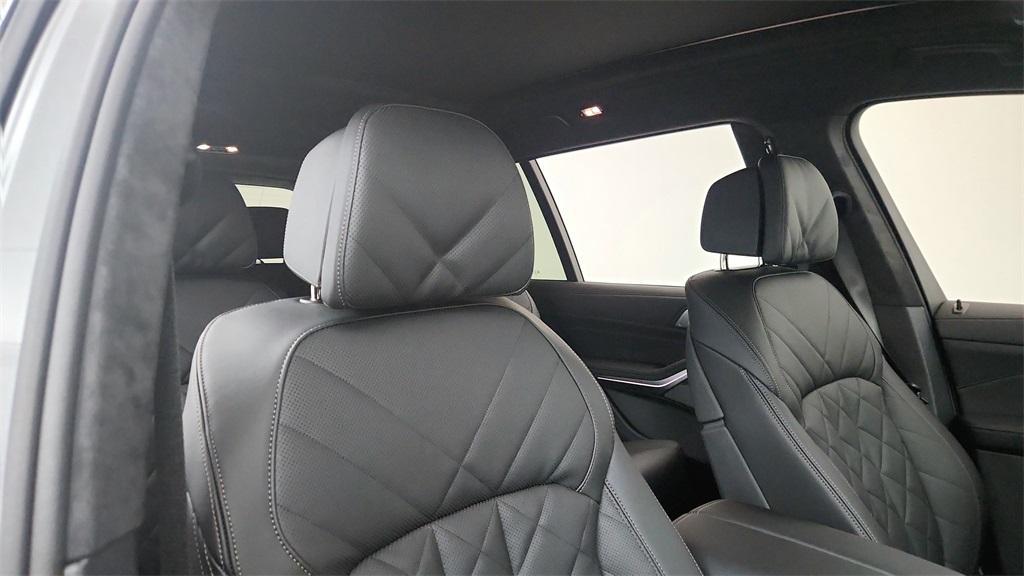 new 2026 BMW X7 car, priced at $100,425