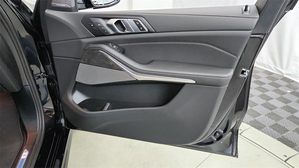 new 2026 BMW X7 car, priced at $102,175
