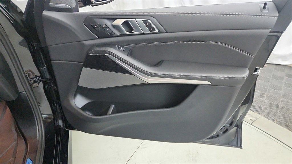 new 2026 BMW X7 car, priced at $123,540