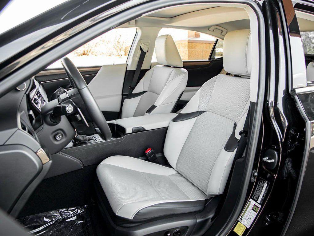 used 2023 Lexus ES 300h car, priced at $34,997