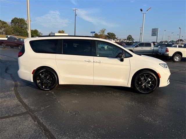 new 2024 Chrysler Pacifica car, priced at $42,943