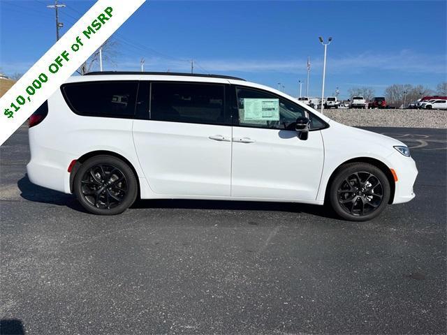 new 2024 Chrysler Pacifica car, priced at $43,618