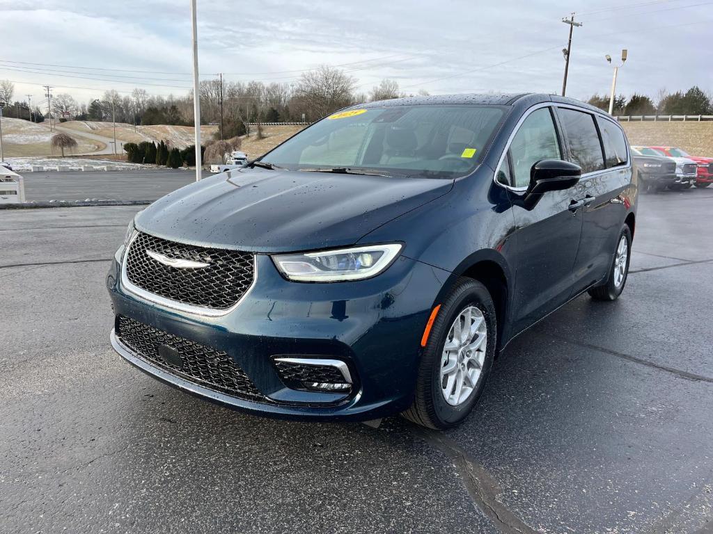 new 2025 Chrysler Pacifica car