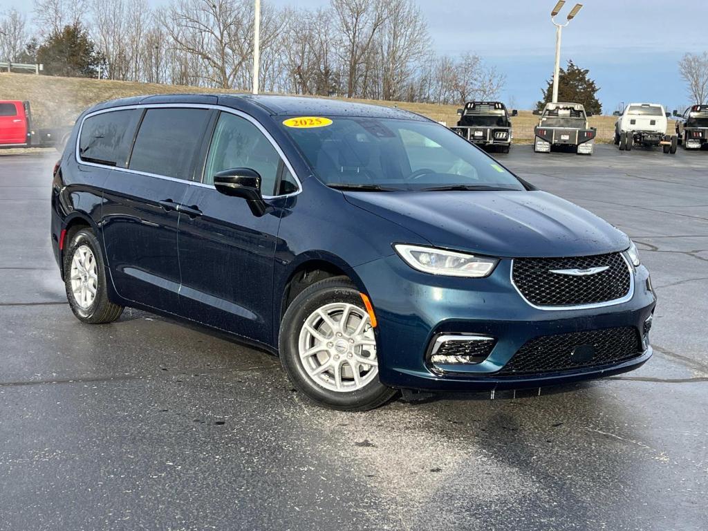 new 2025 Chrysler Pacifica car