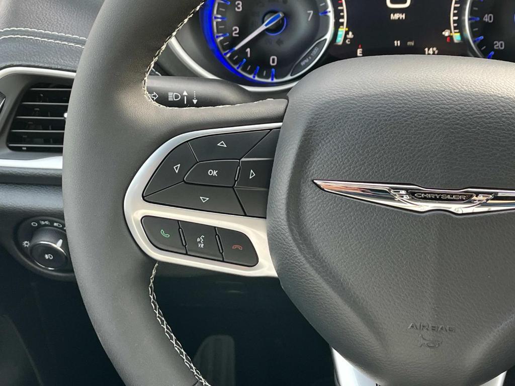 new 2025 Chrysler Pacifica car