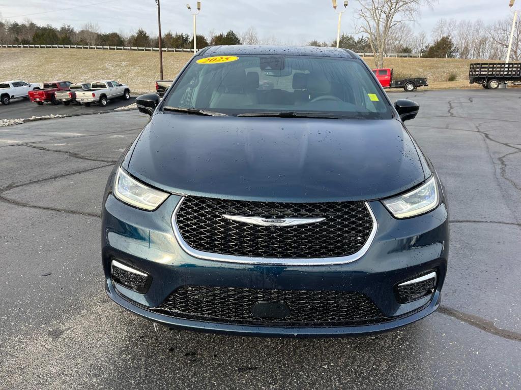 new 2025 Chrysler Pacifica car