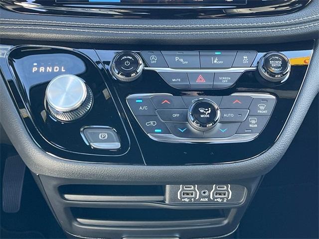 new 2025 Chrysler Pacifica car, priced at $38,640
