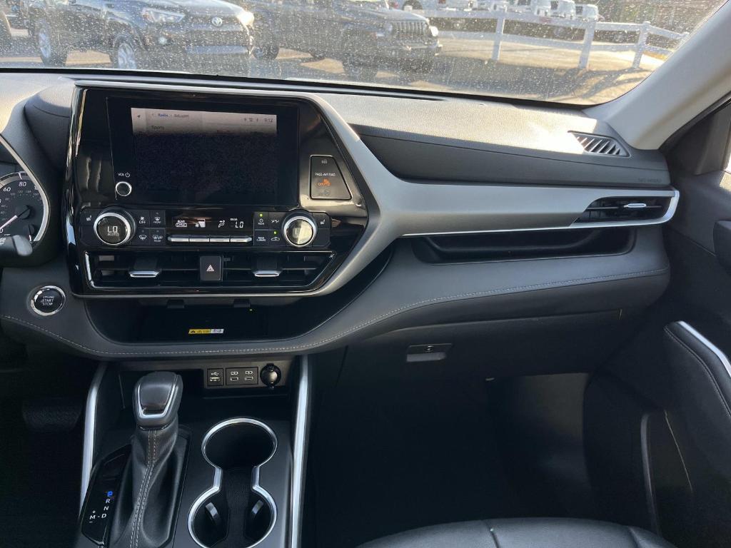 used 2023 Toyota Highlander car, priced at $37,606