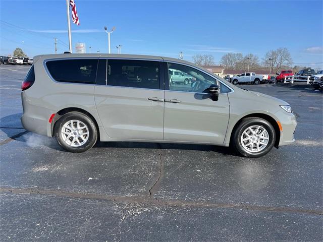 new 2025 Chrysler Pacifica car