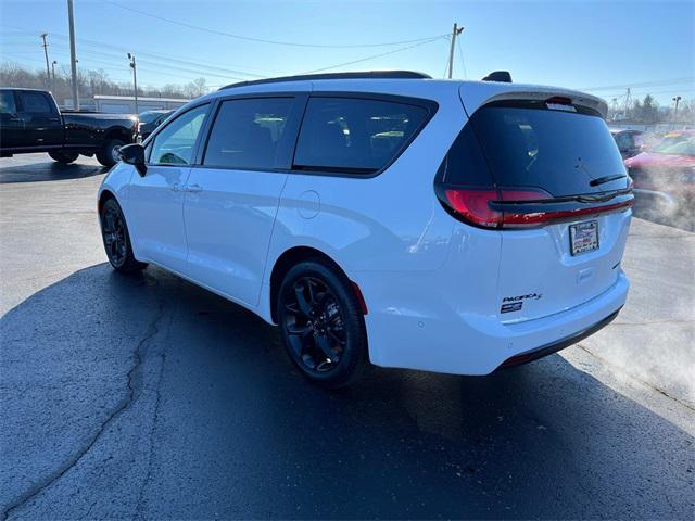 new 2024 Chrysler Pacifica car, priced at $47,134