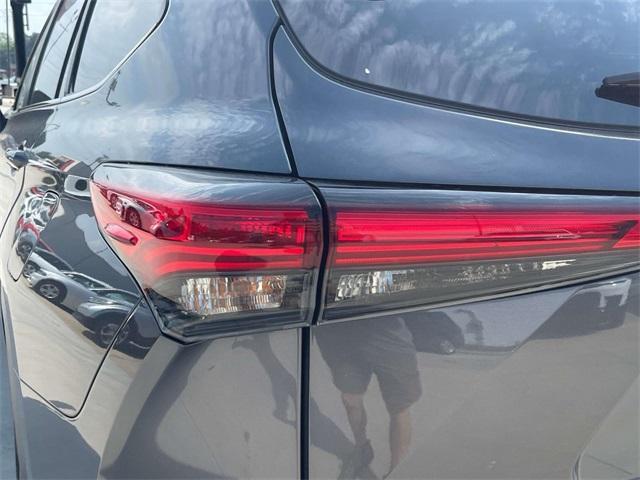 used 2023 Toyota Highlander car, priced at $35,646
