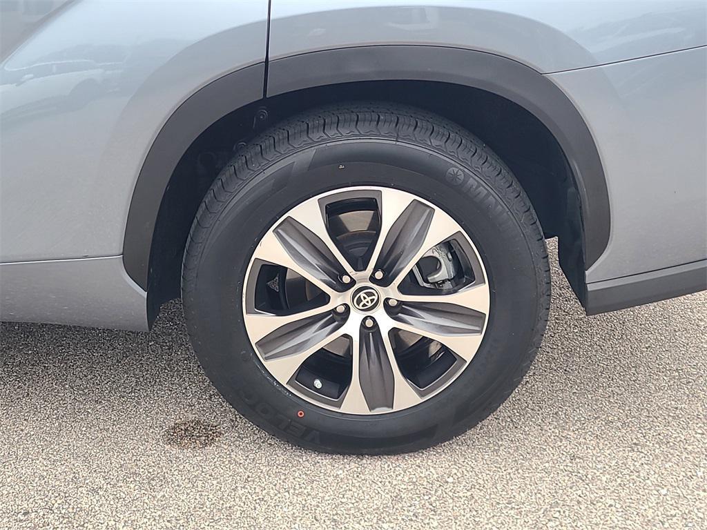 used 2023 Toyota Highlander car, priced at $29,985
