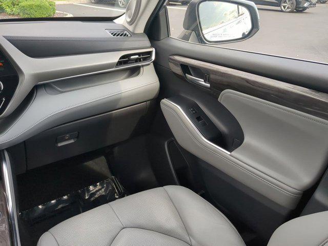 used 2022 Toyota Highlander car, priced at $39,981