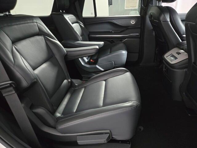 new 2025 Lincoln Navigator car, priced at $107,085