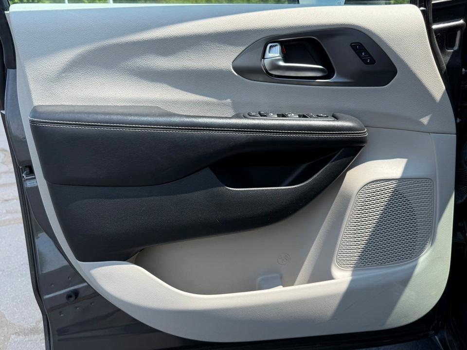 used 2022 Chrysler Pacifica car, priced at $21,604