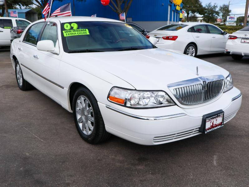 used 2009 Lincoln Town Car car, priced at $12,880