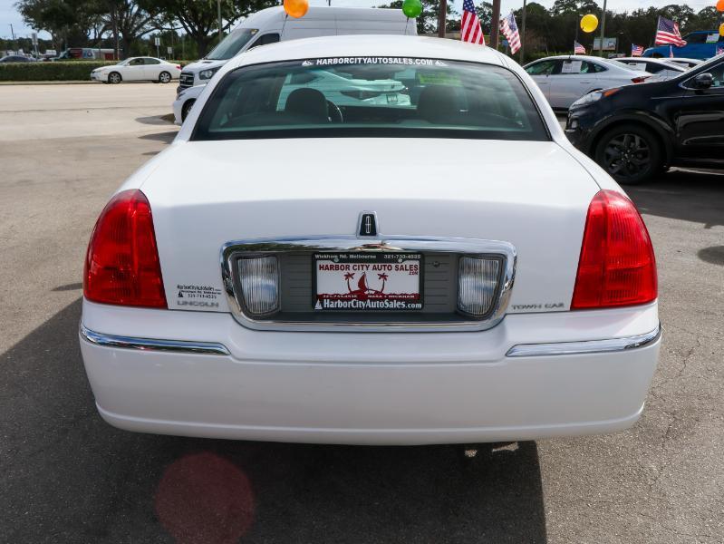 used 2009 Lincoln Town Car car, priced at $12,880