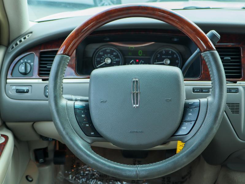 used 2009 Lincoln Town Car car, priced at $12,880