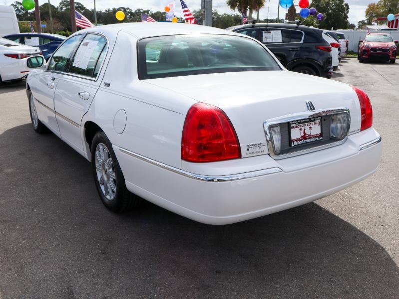 used 2009 Lincoln Town Car car, priced at $12,880