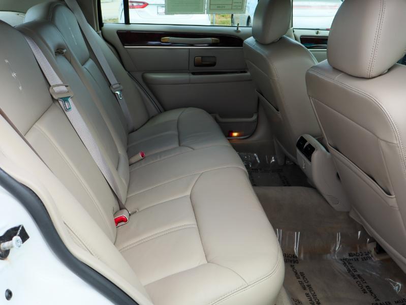 used 2009 Lincoln Town Car car, priced at $12,880