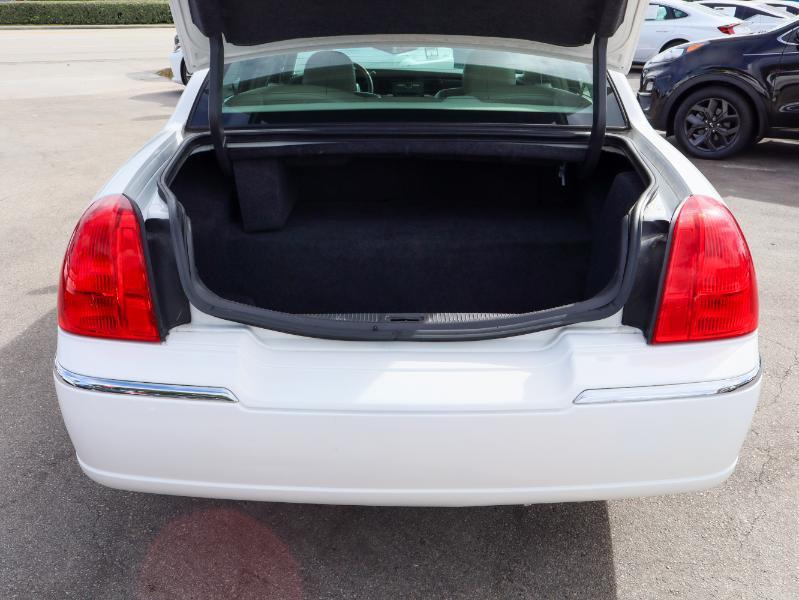 used 2009 Lincoln Town Car car, priced at $12,880