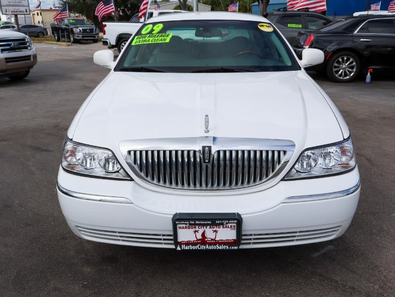 used 2009 Lincoln Town Car car, priced at $12,880