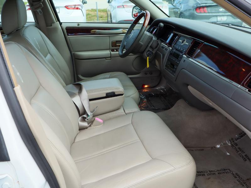 used 2009 Lincoln Town Car car, priced at $12,880