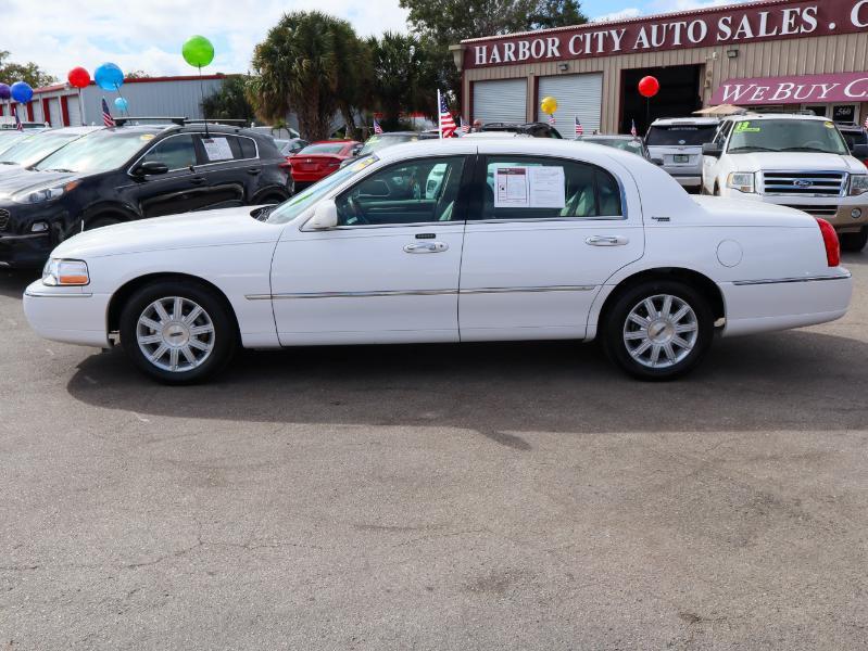 used 2009 Lincoln Town Car car, priced at $12,880