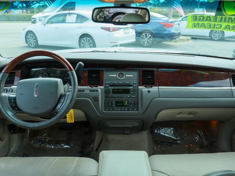 used 2009 Lincoln Town Car car, priced at $12,880