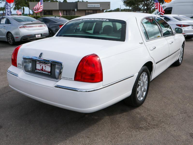 used 2009 Lincoln Town Car car, priced at $12,880