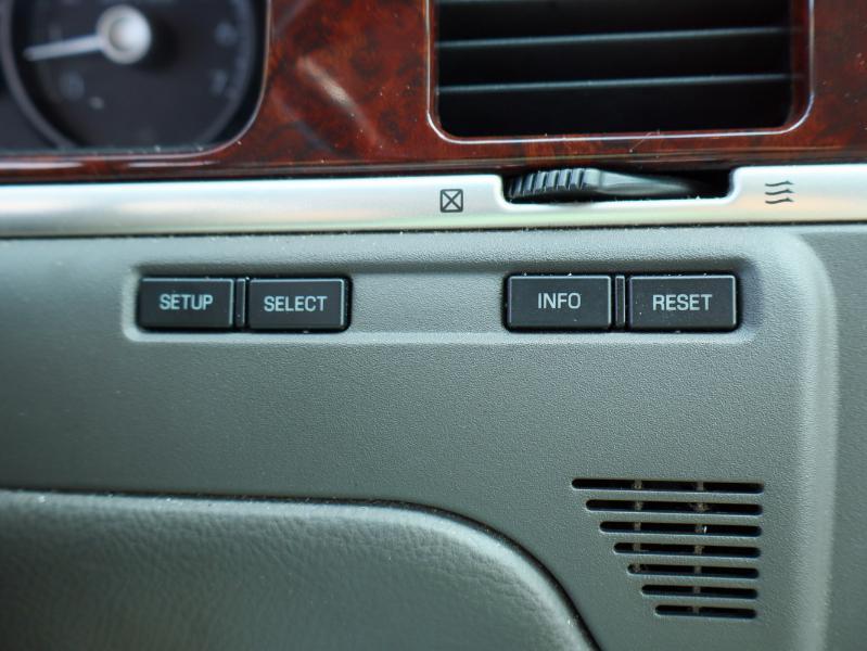 used 2009 Lincoln Town Car car, priced at $12,880