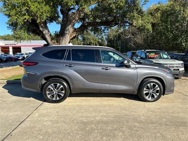 used 2022 Toyota Highlander car, priced at $34,745