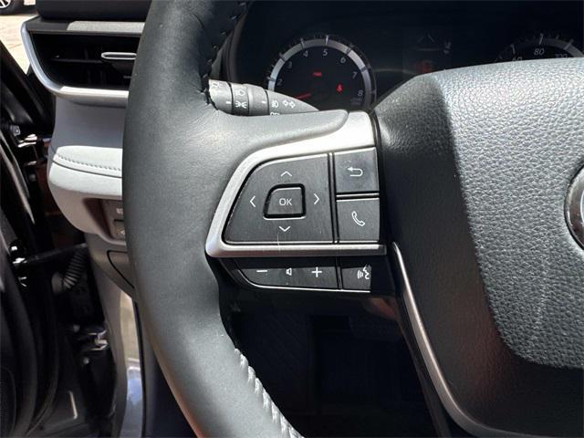 used 2022 Toyota Highlander car, priced at $32,490