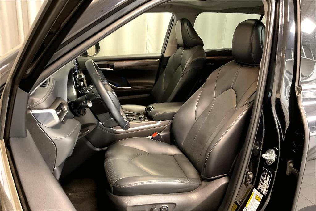 used 2021 Toyota Highlander car, priced at $36,500