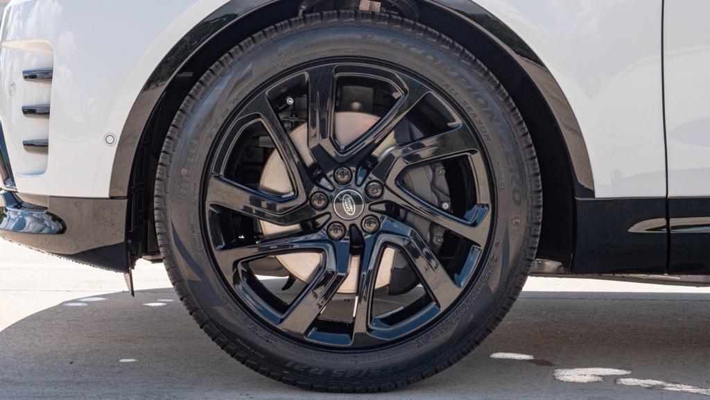 new 2024 Land Rover Discovery car, priced at $77,958