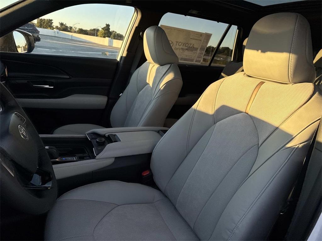 new 2026 Toyota Highlander Hybrid car, priced at $63,061