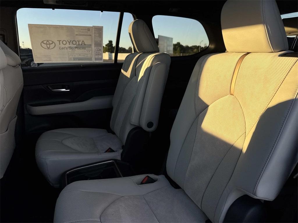 new 2026 Toyota Highlander Hybrid car, priced at $63,061