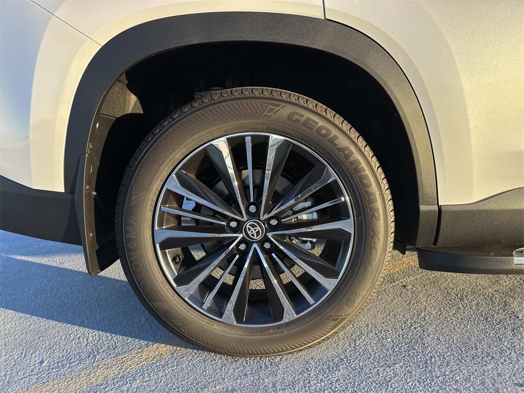 new 2026 Toyota Highlander Hybrid car, priced at $63,061