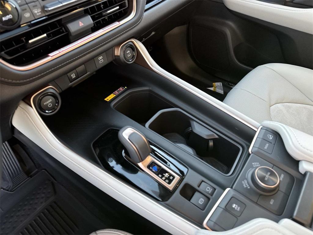 new 2026 Toyota Highlander Hybrid car, priced at $63,061