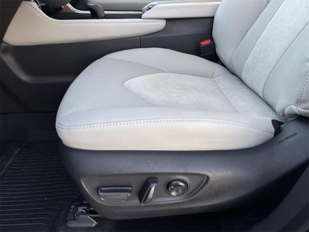 new 2026 Toyota Highlander Hybrid car, priced at $63,061