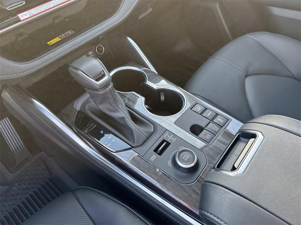 new 2025 Toyota Highlander car, priced at $56,189