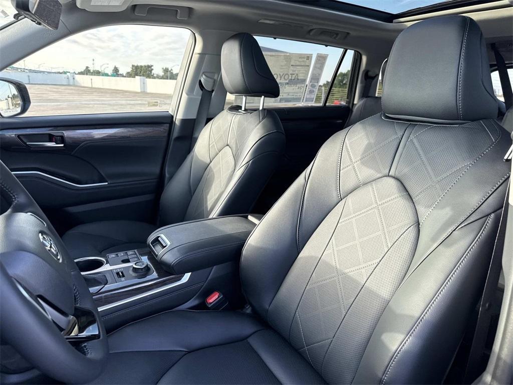 new 2025 Toyota Highlander car, priced at $56,189