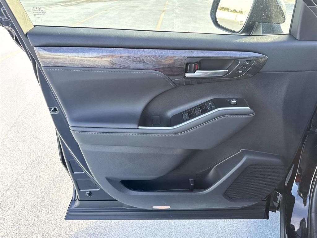 new 2025 Toyota Highlander car, priced at $56,189