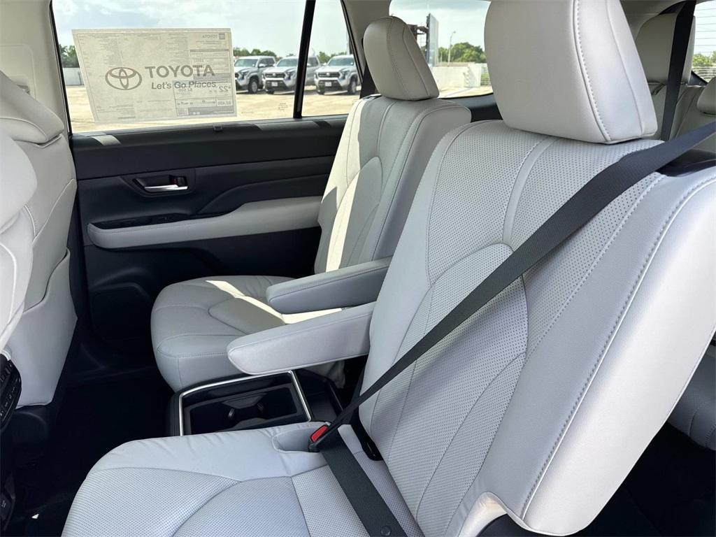 new 2025 Toyota Grand Highlander car