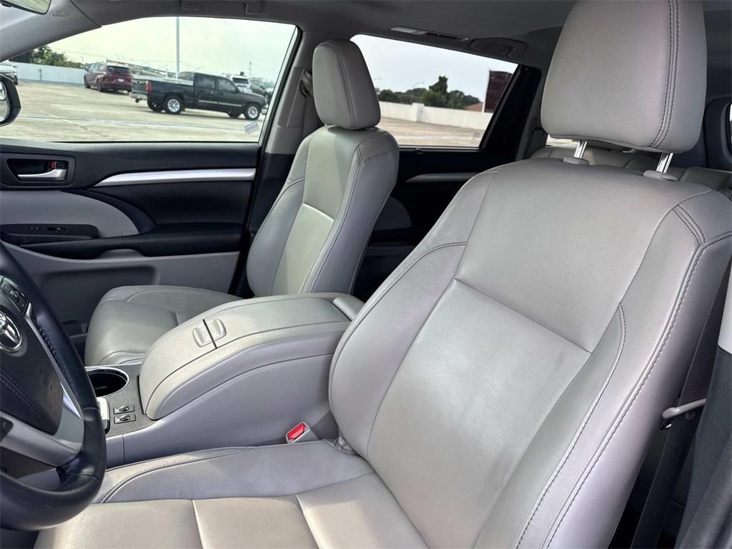 used 2018 Toyota Highlander car, priced at $26,995