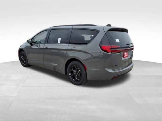 new 2025 Chrysler Pacifica Hybrid car, priced at $58,854